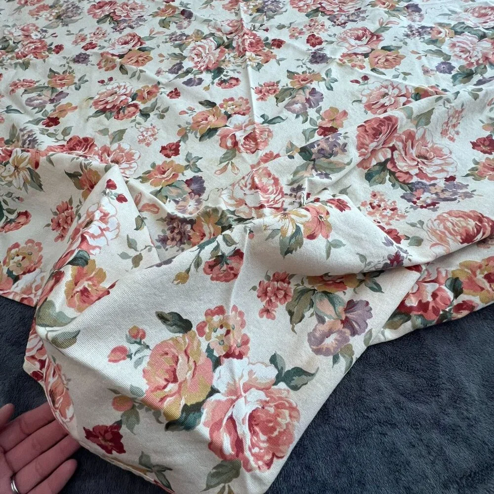 Vintage Floral Print Tablecloth 68”‎ Round Peony Rose Cottagecore Grannycore